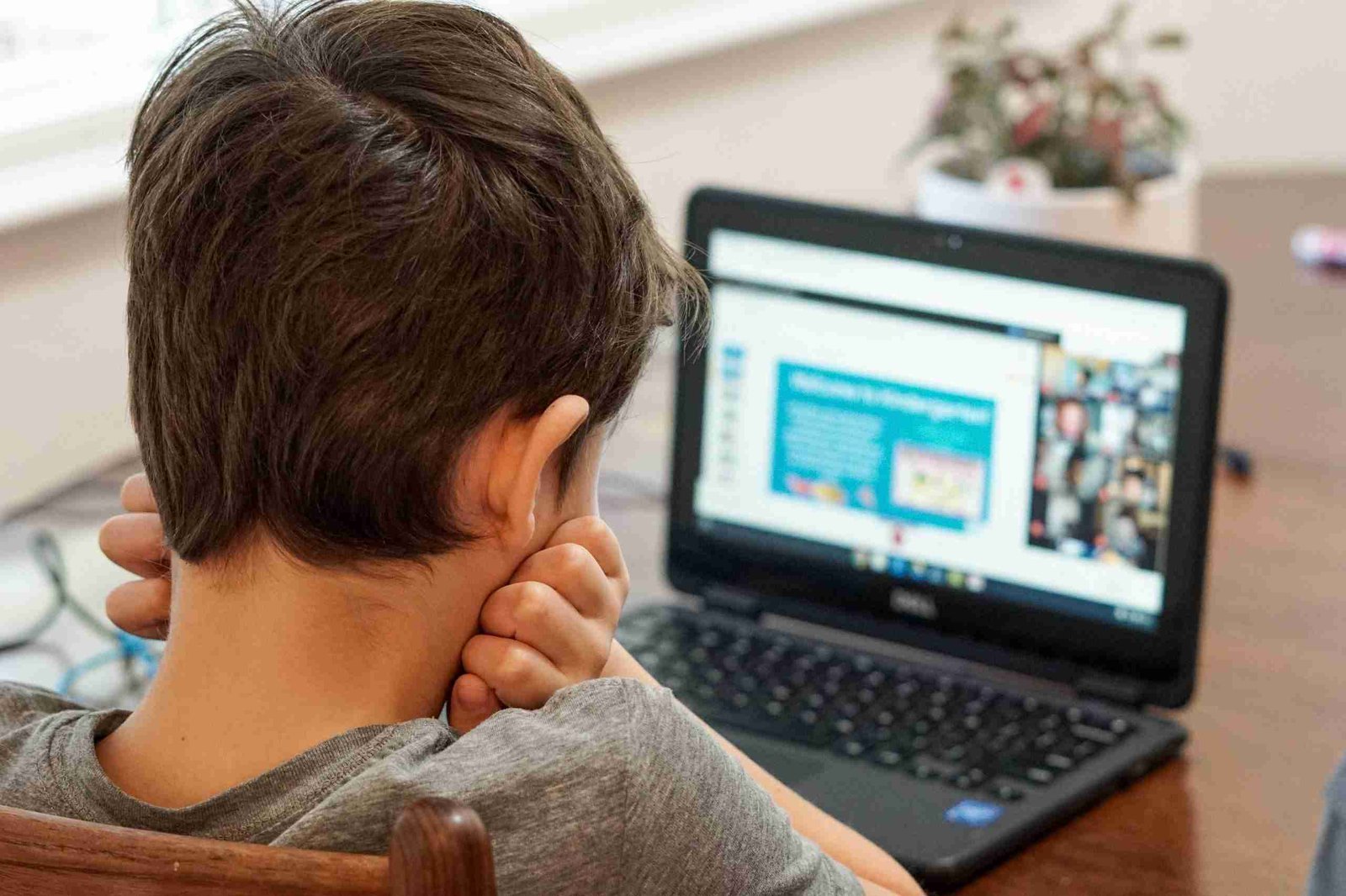 child rads on computer
